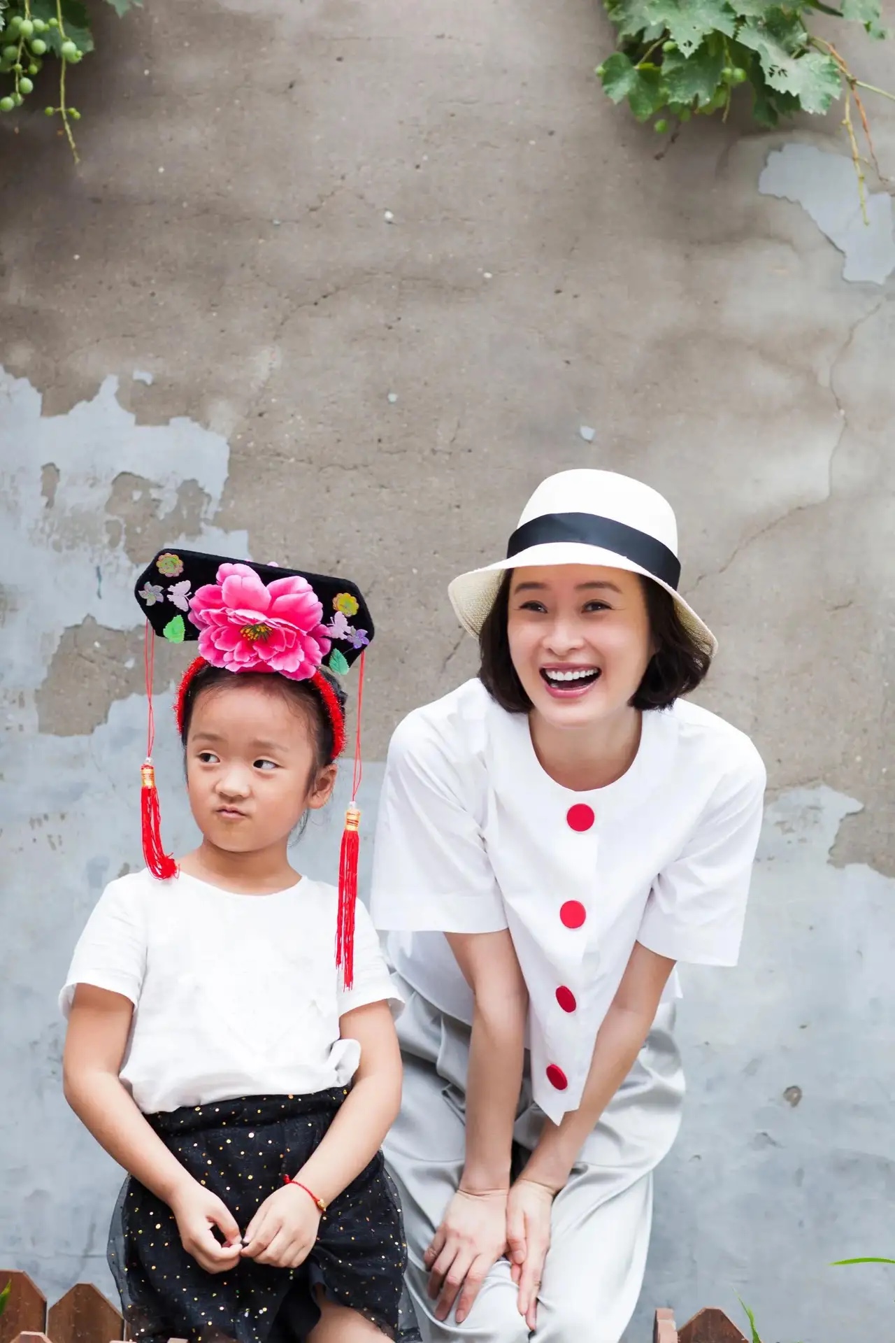 51岁吴越和闺蜜相约出游!