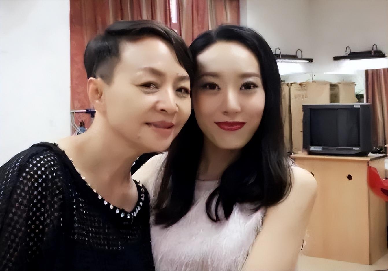 回顾宋丹丹儿媳王博谷嫁给小7岁的巴图38岁生二胎被婆婆宠成宝
