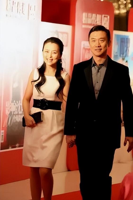 回顾何音与黄志忠结婚13年生有一子离婚后嫁小9岁老公如今美满