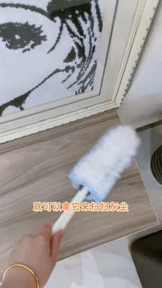 它是通过静电吸附的原理,能够将灰尘污垢吸附在上面,轻轻一扫灰尘就