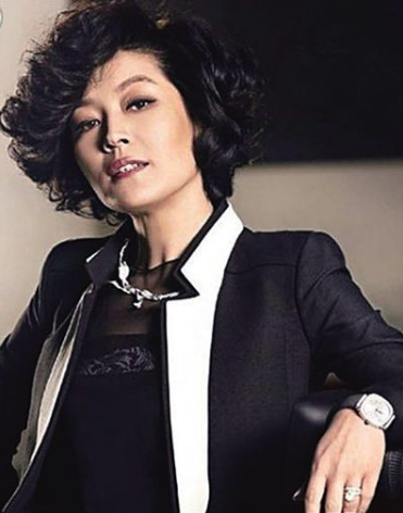 回顾李咏的妻子哈文丈夫病逝含泪安慰公婆我永远都是李家的人