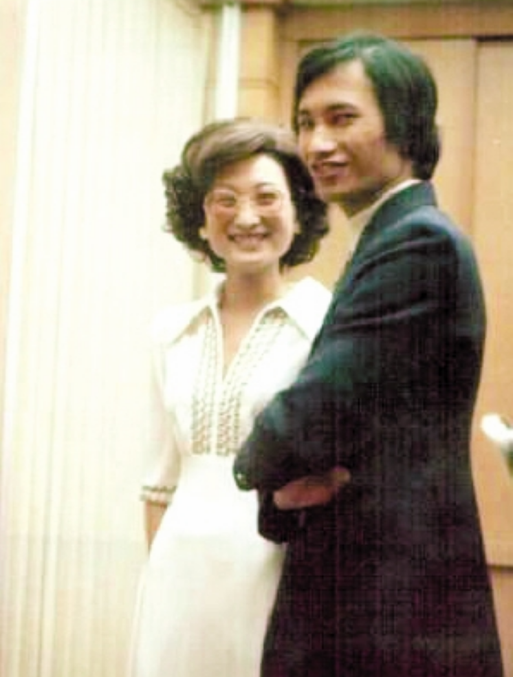 回顾吴宇森儿子不结婚女儿不嫁人与妻子双双患癌靠卖房自救