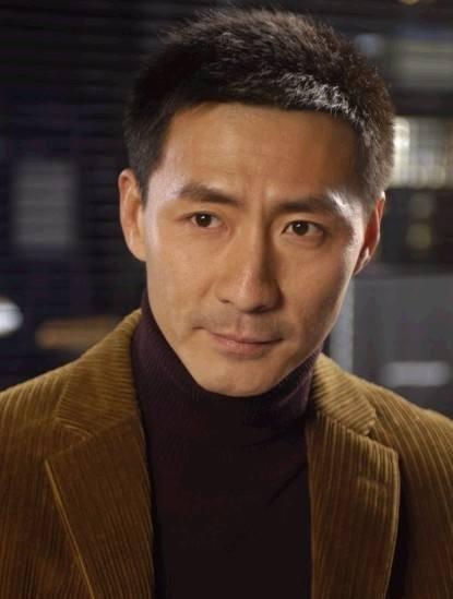 回顾演员张子健离异后独自带女儿再婚后把继子当亲生儿子