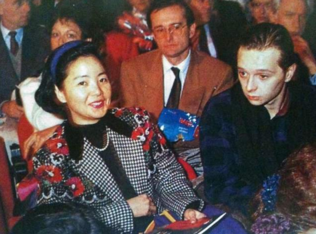 状态的邓丽君,和男友保罗前往泰国清迈度假,可能是旅途奔波劳累的原因