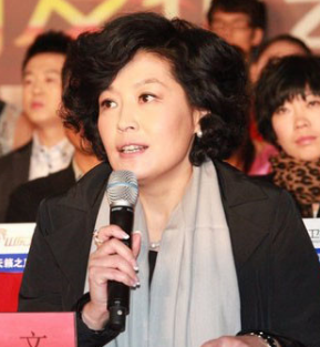 回顾李咏的妻子哈文丈夫病逝含泪安慰公婆我永远都是李家的人