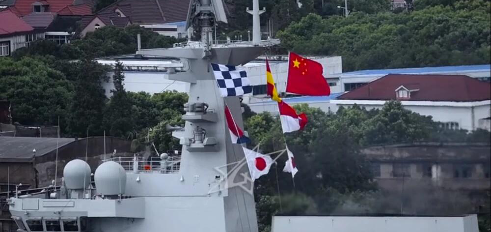 回顾中国航母试航为什么悬挂日本国旗