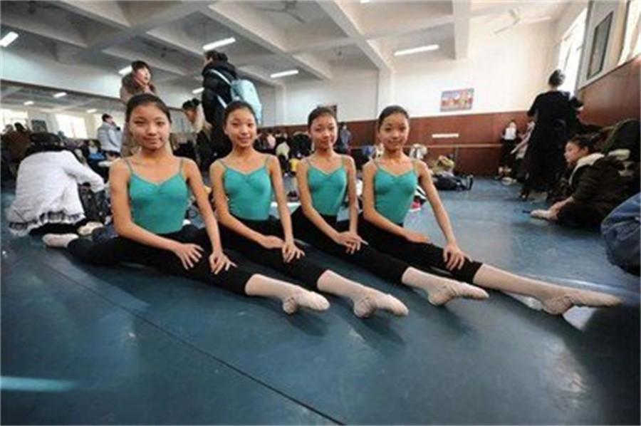 纪实:四胞胎"冰清玉洁",上同所大学还住一间宿舍,回头率极高