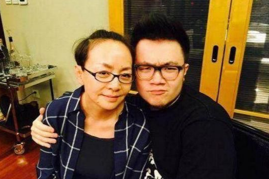 回顾巴图生父英达再婚后被继父抚养以后我就是母亲的避风港