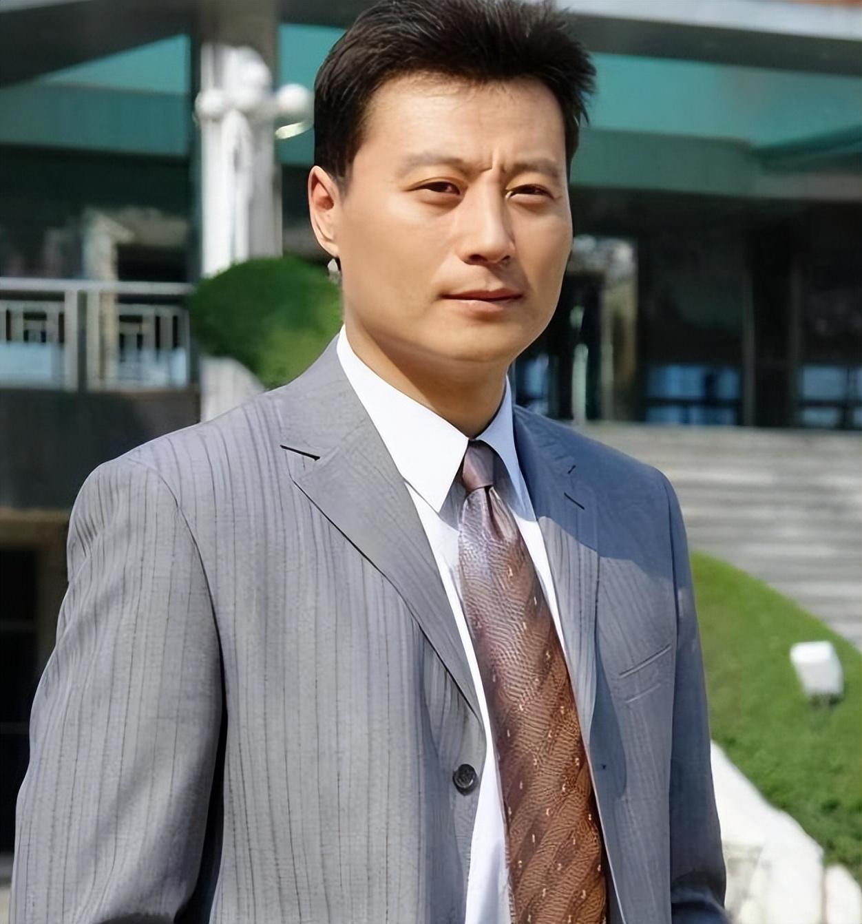 回顾演员任程伟娶黄蕾到地下室共患难成名后只换房子不换糟糠妻