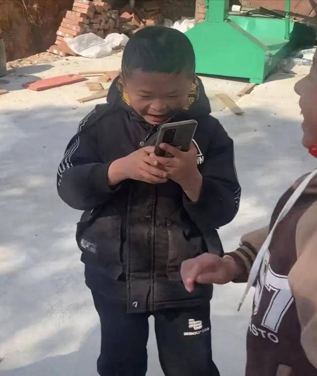 回顾被资本"榨干"后抛弃,智力身高双残障,小马云现在过得怎样?