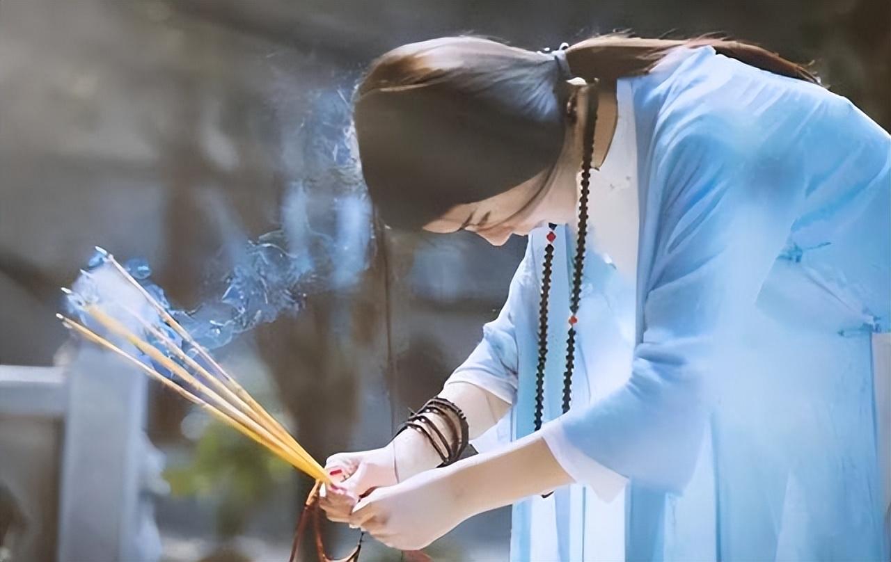 回顾:烧香为何是三根?每根分别代表什么?传统文化我们一定要知道