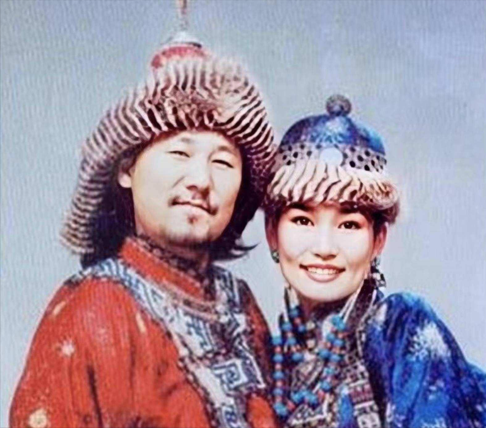 后来的腾格尔又遇到了珠拉,她同样也是一个蒙古女孩,而腾格尔之所以爱