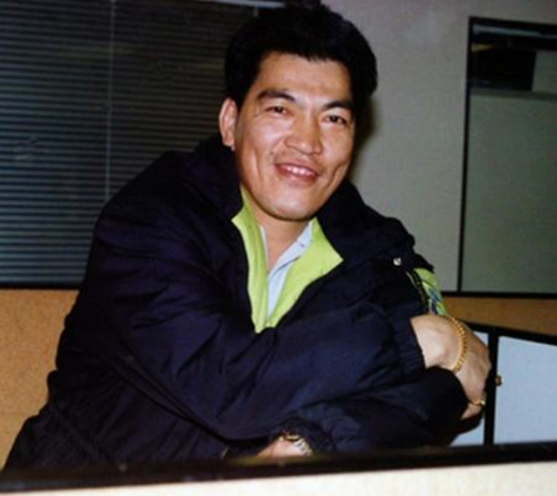 回顾演员成奎安病逝13年孙子车祸离世两房妻子的选择截然不同