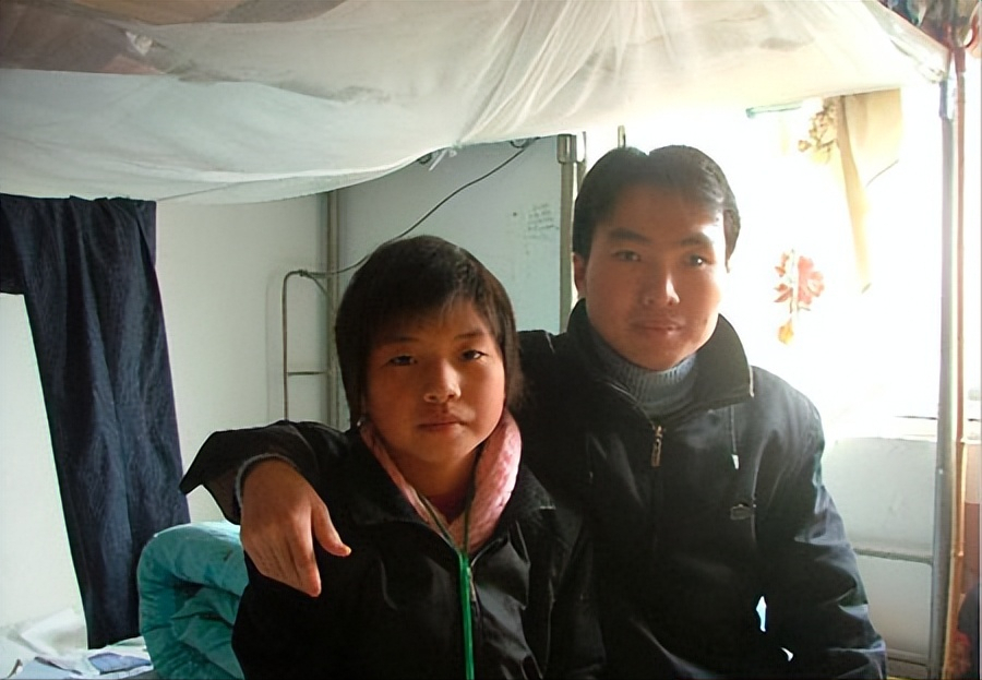 回顾:那个带着妹妹上大学,感动中国的洪战辉,妹妹如今已出嫁