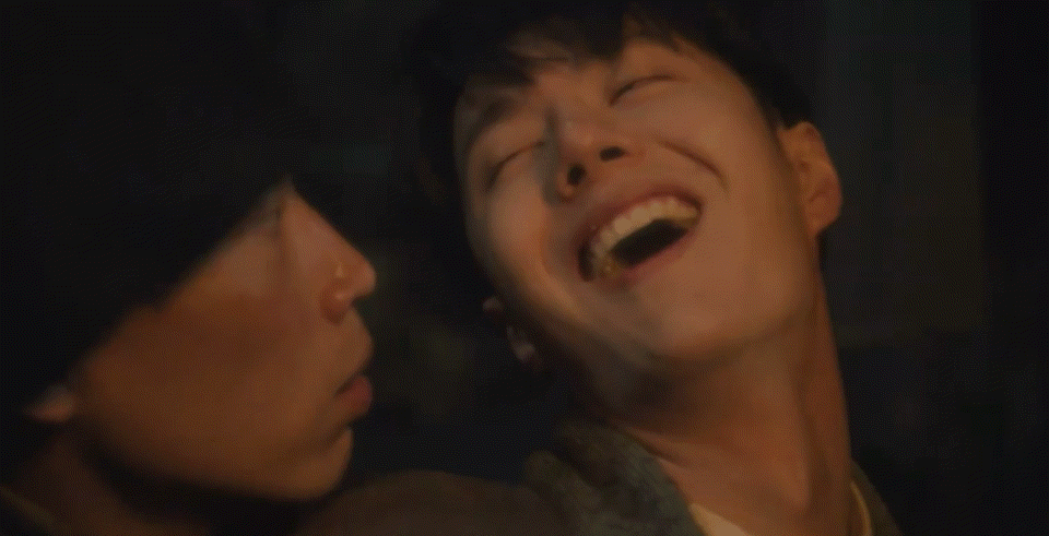 王一博演的醉酒的魏若来,表情分不清楚是哭还是笑,露出了一排整齐的