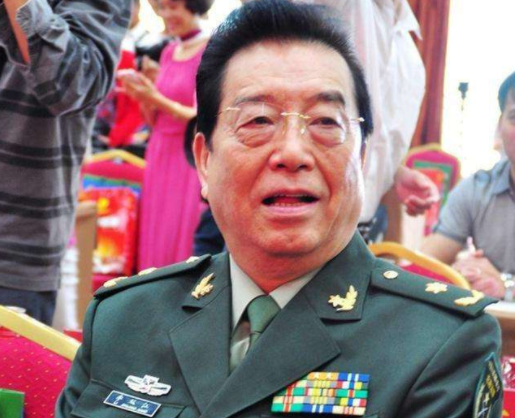 他耐心地在李双江的病床前宽慰父亲:"爸爸你要养好身体,弟弟还年轻