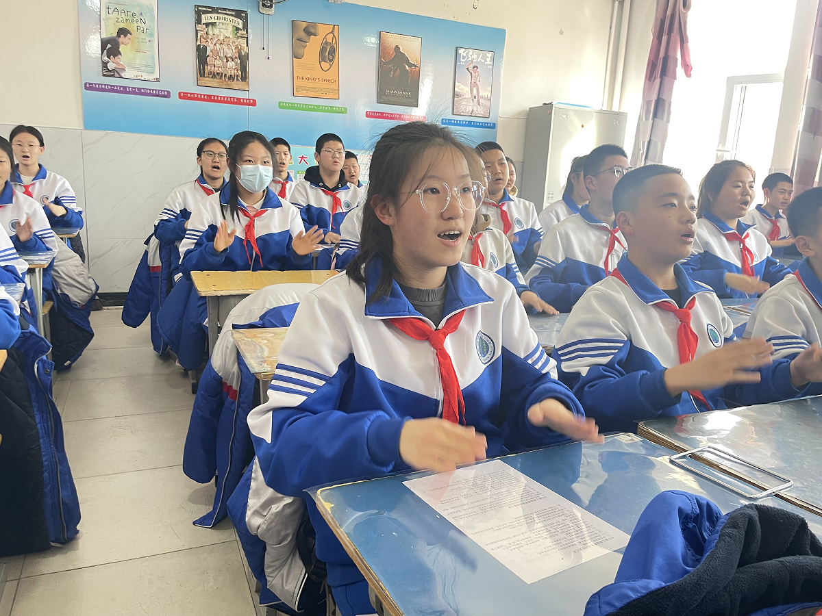 课桌成为了他们展示才华的舞台,舞蹈成为了他们表达自我的方式.