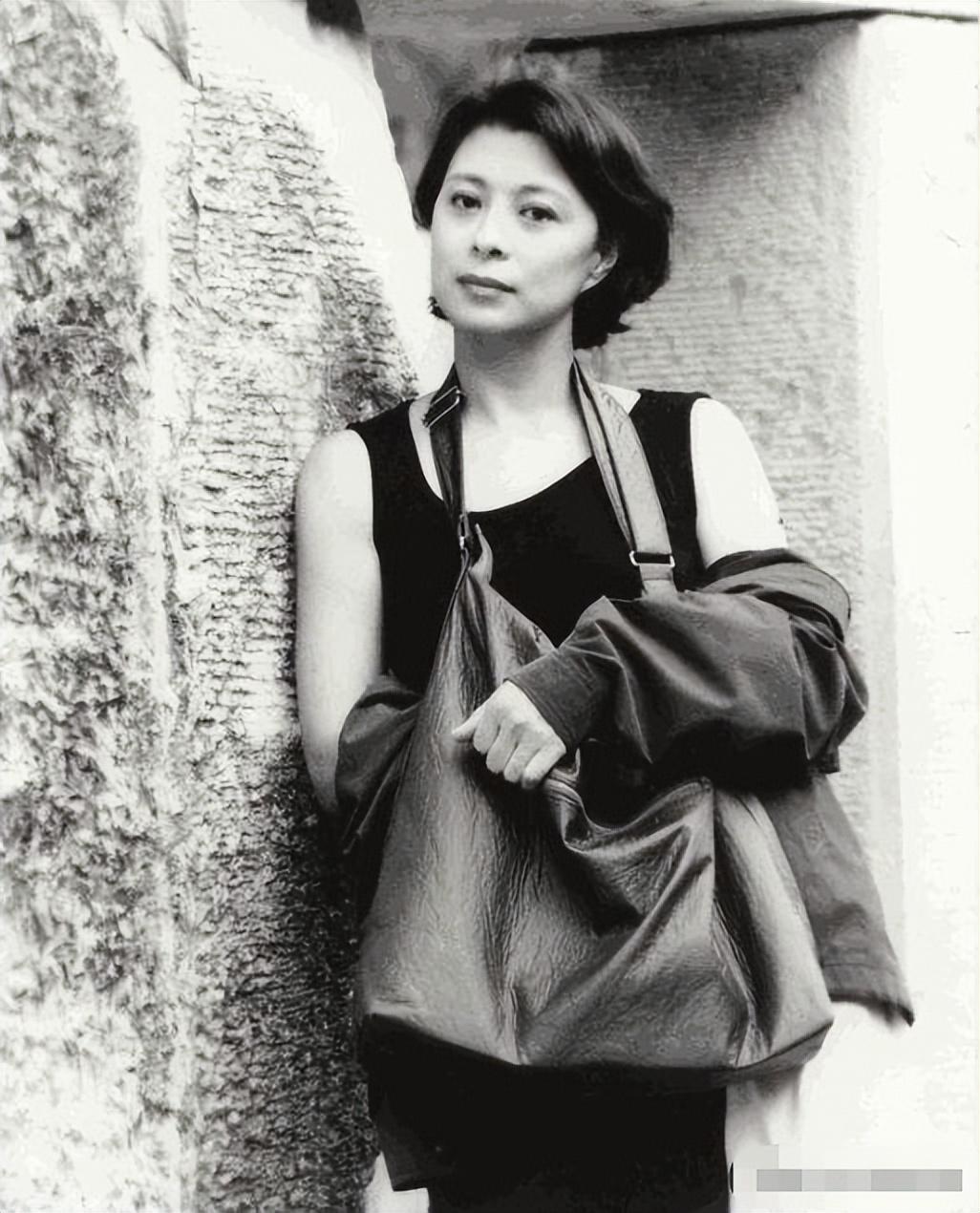 电影《黑三角》里有一段穿泳衣的戏,开拍前导演还特意找刘佳谈话,生怕