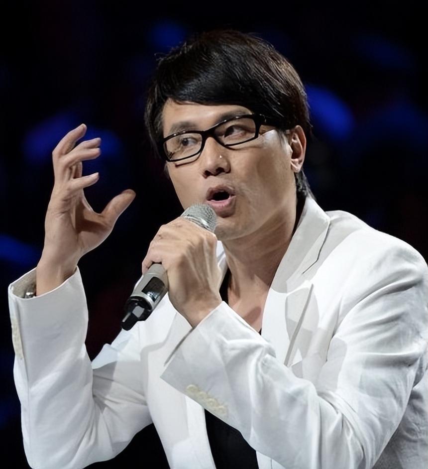 回顾54岁的包小柏:娶圈外人妻子,女儿患癌离世,与哥哥抱头痛哭