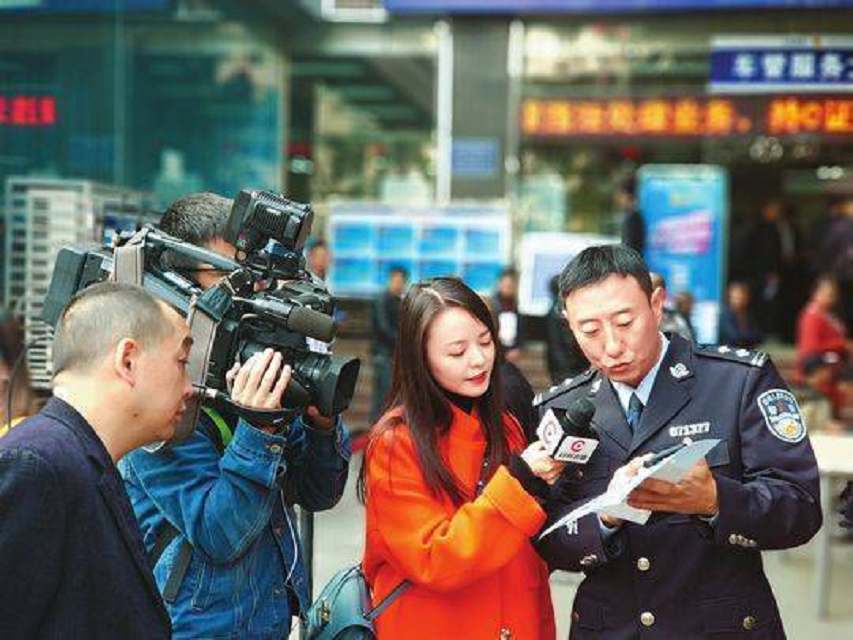 回顾交警谭乔走红后突然离职前妻也被迫离婚抑郁多年险自杀