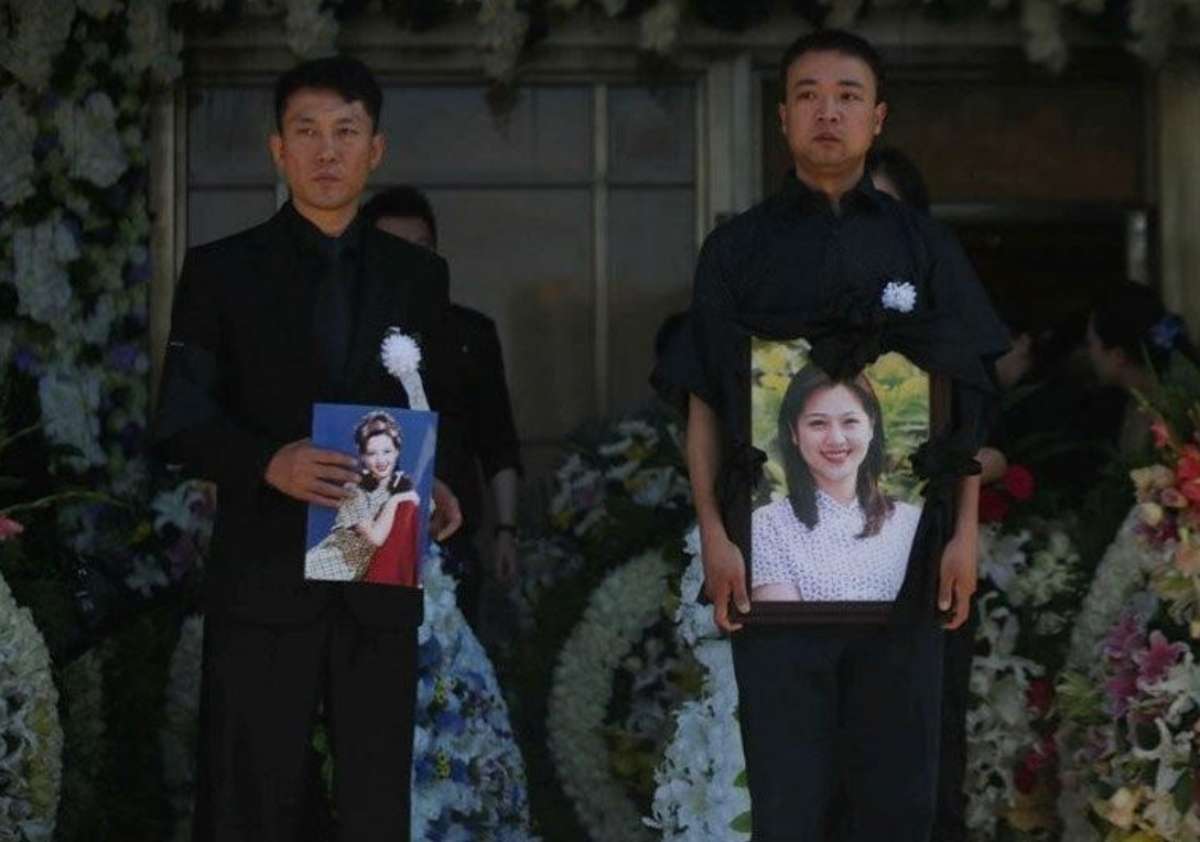 回顾主持人王欢42岁患癌病逝丈夫悲痛葬礼上涂经纬哭成泪人