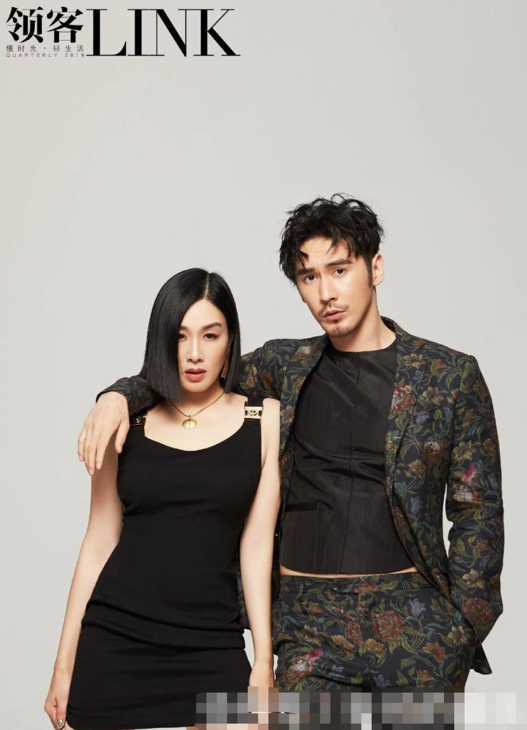 回顾张伦硕娶大12岁钟丽缇与3继女没隔阂一家五口很幸福