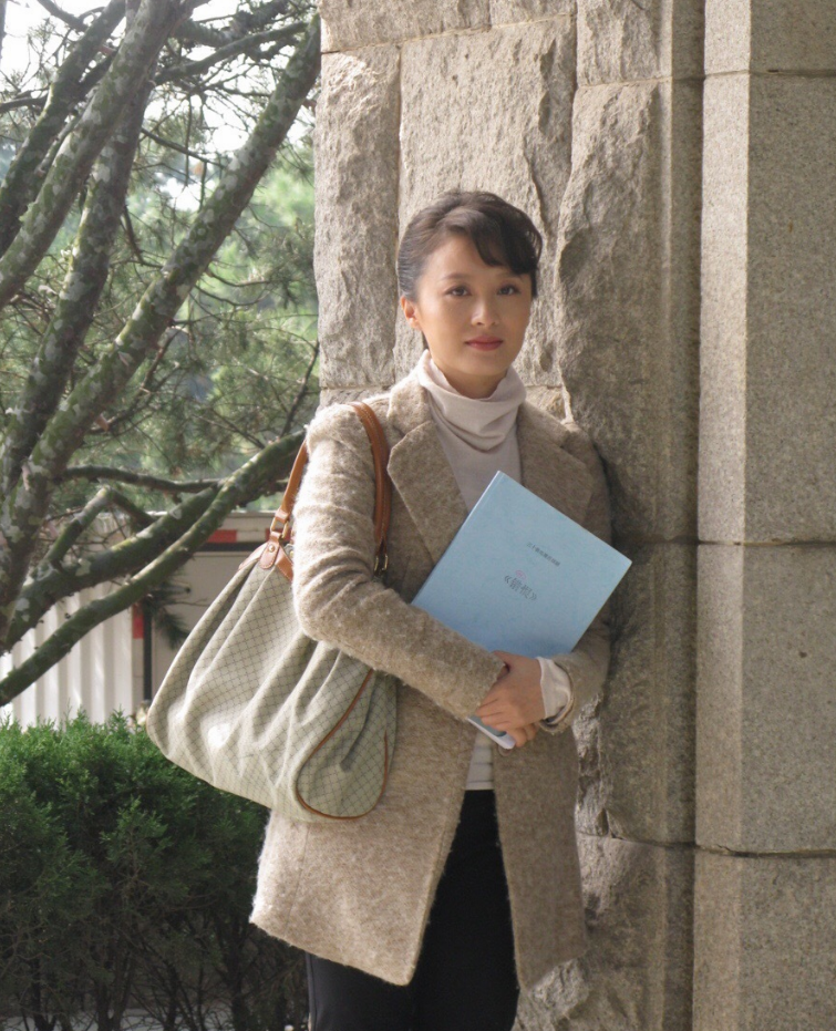 回顾徐露事业巅峰时隐退嫁大7岁导演今48岁和19岁女儿似姐妹