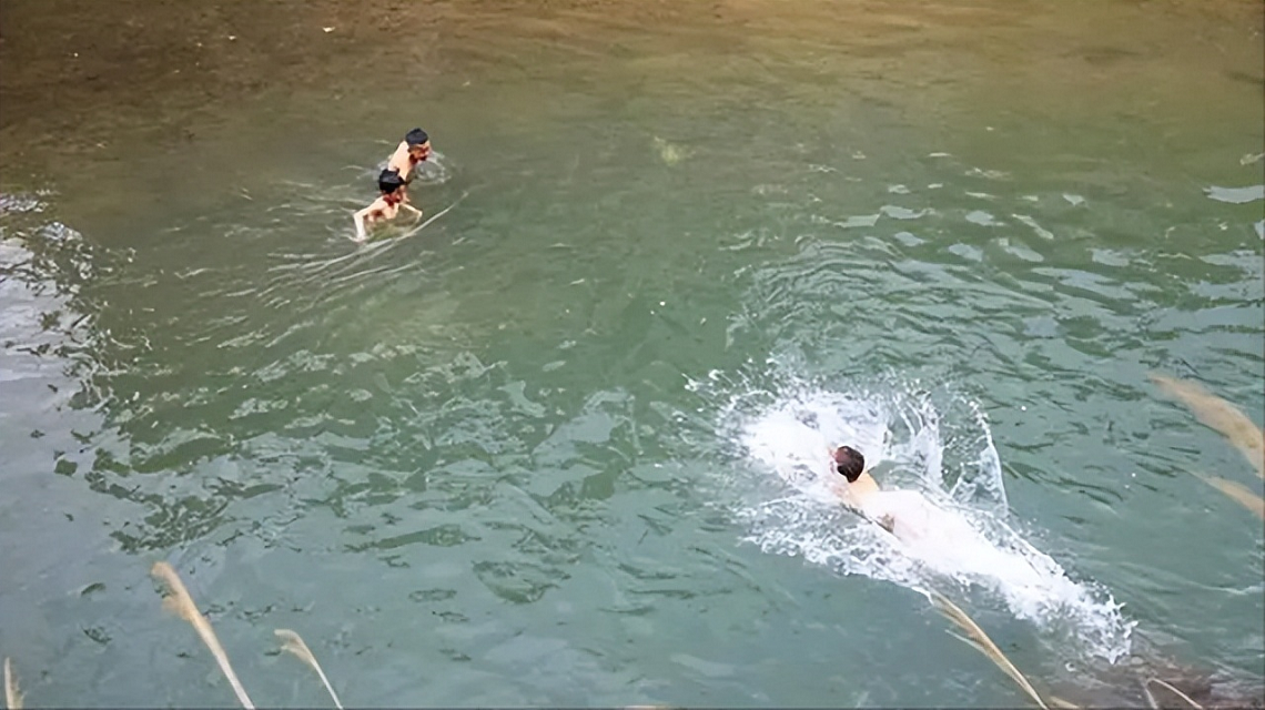 在警方打捞的同时,杜秀梅也接到了安丰龙班主任打来的电话.