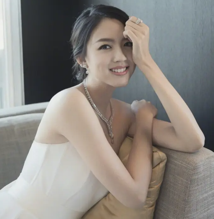 回顾世界小姐张梓琳37岁生二胎不嫁豪门嫁爱情老公颜值超高