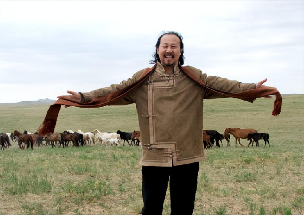 腾格尔从小出生在草原,自然也是耳濡目染,从小就豪爽大方,而且比常人