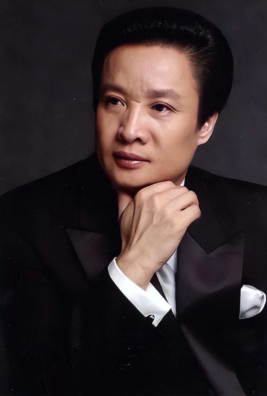 "阎维文是著名的军旅歌唱家, 一直陪着妻子刘卫星积极抵抗病魔,可惜