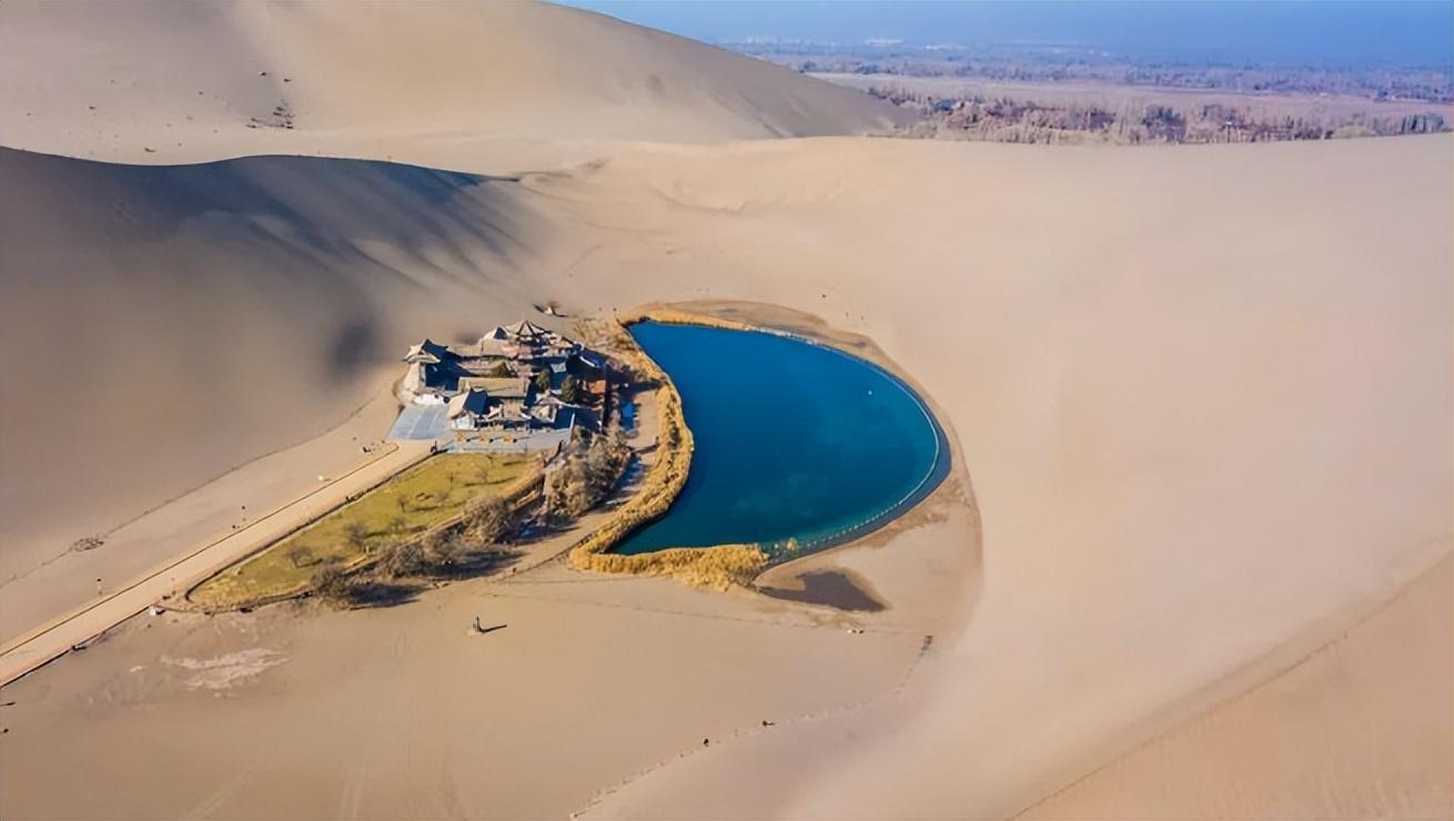 沙漠月牙湖景点在哪图片