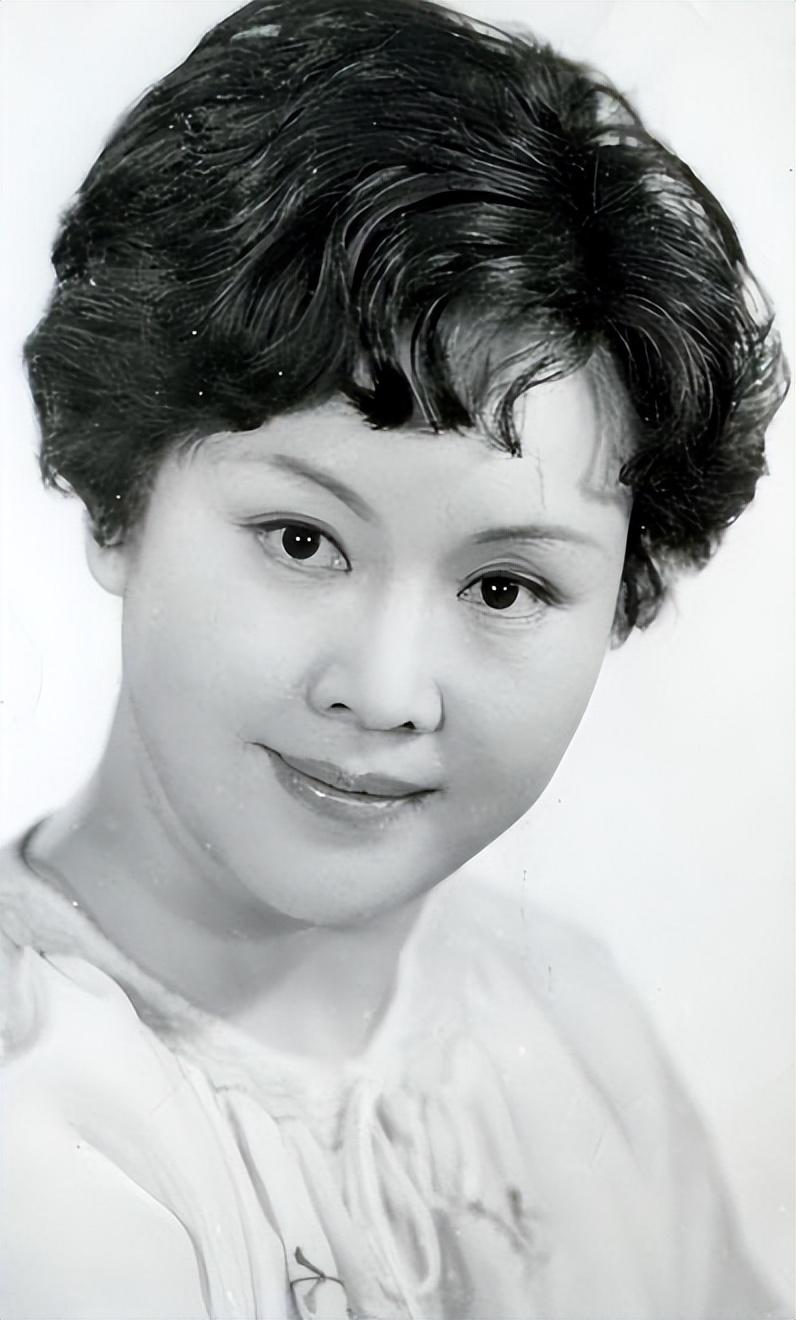 回顾李谷一女儿肖一虽妈妈忙于工作没空管我但我仍以她为骄傲