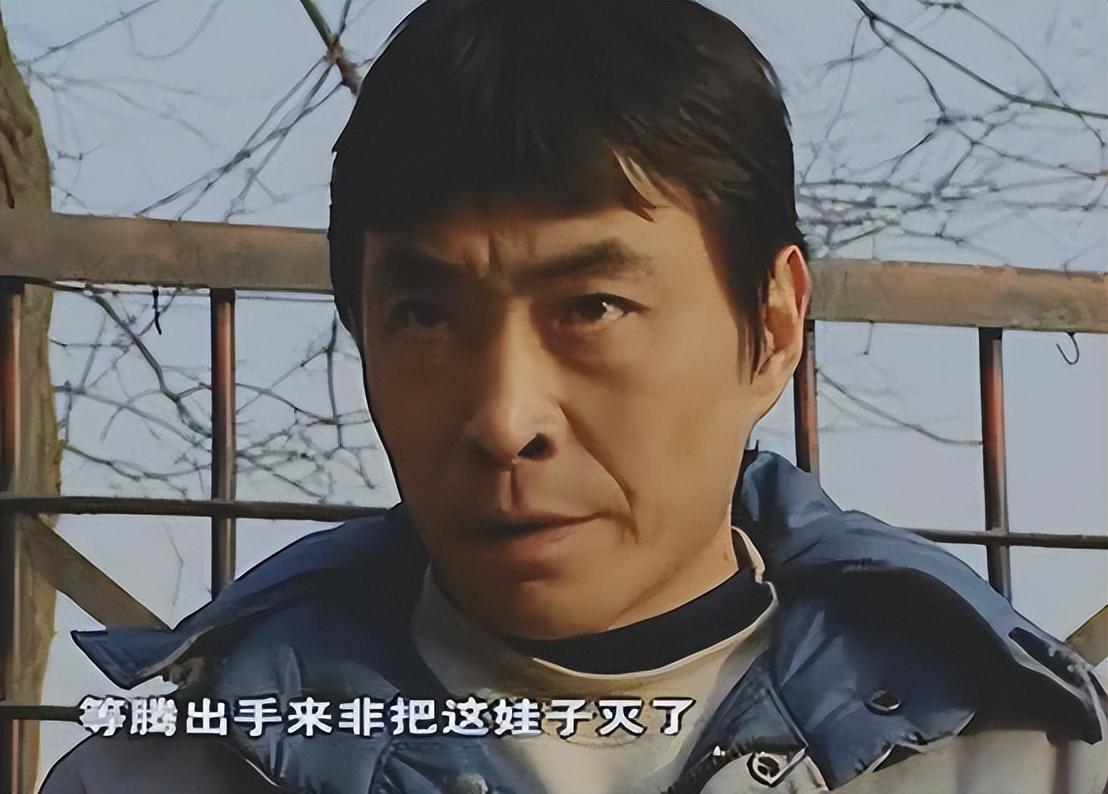 被警方逮捕时,他更是毫无畏惧,双眼直直地盯着眼前的警察.