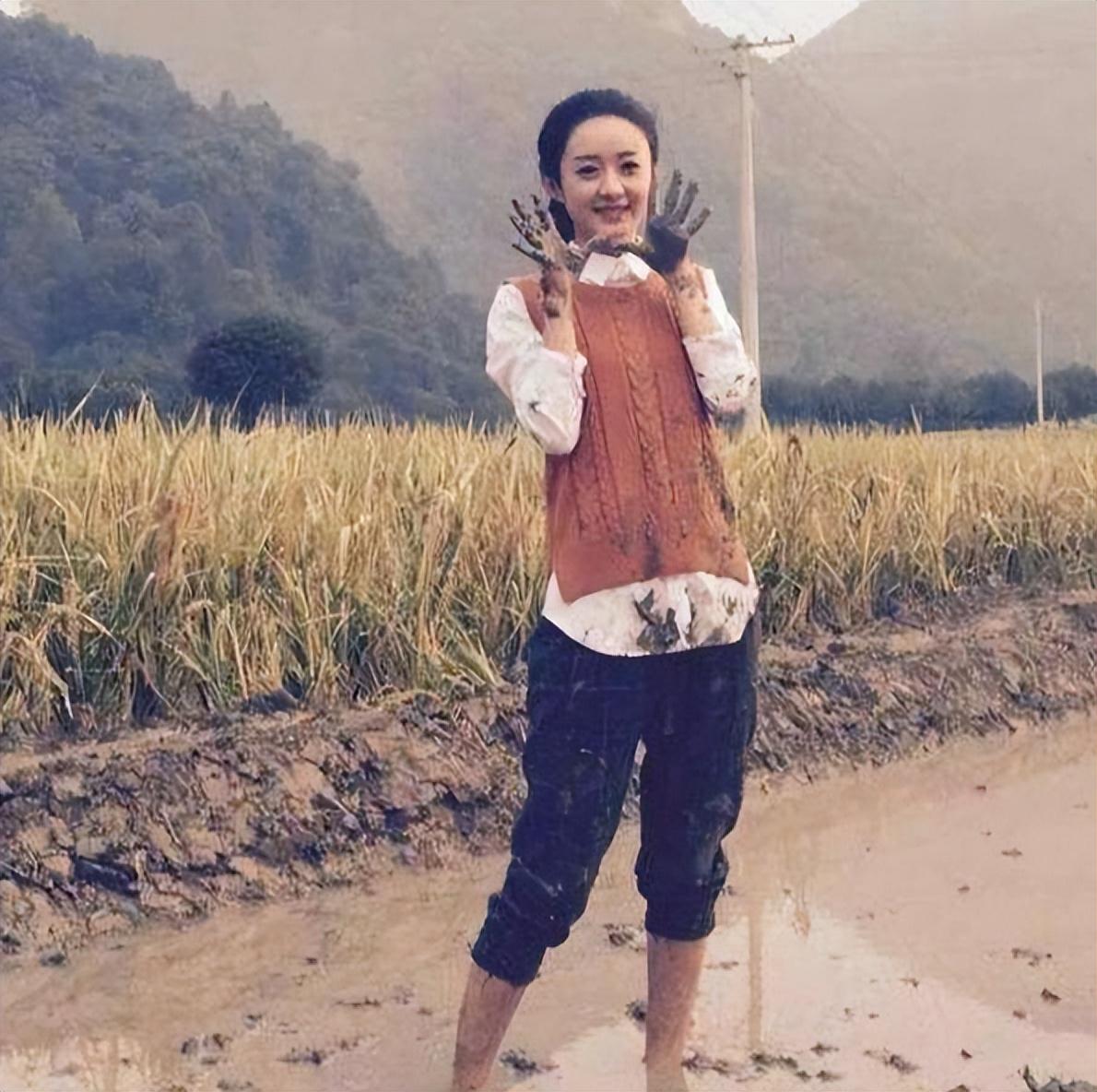 别的女明星小时候学习舞蹈,音乐,而赵丽颖童年时的"课后班"就是在田间