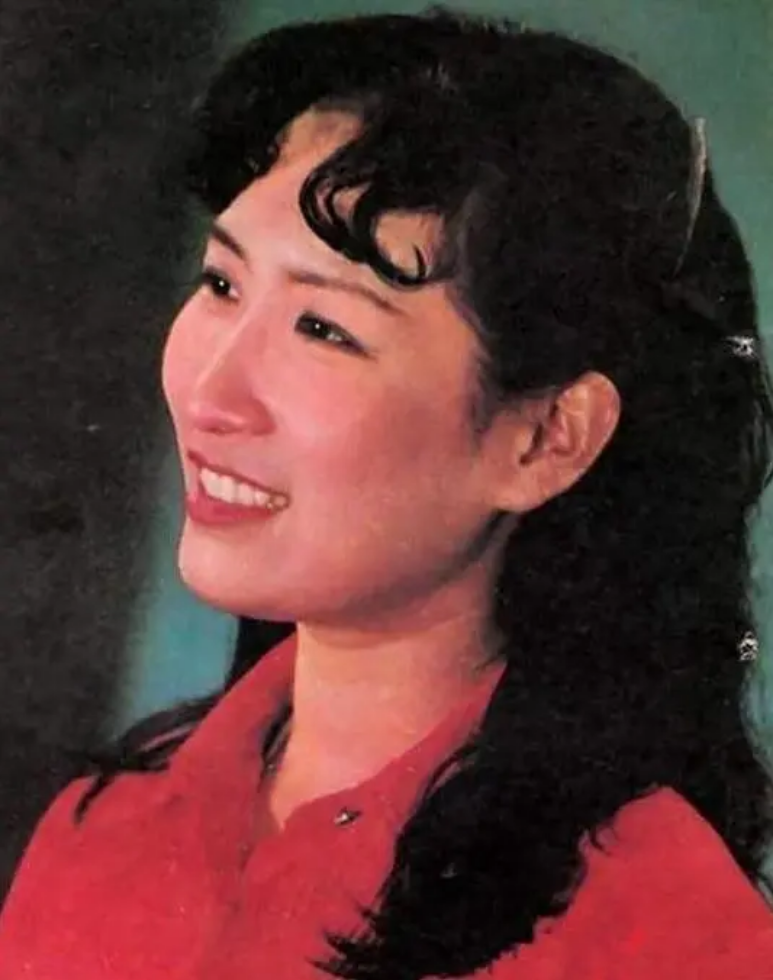 回顾歌手沈小岑当过工人车祸流产大哥去世二婚英国人无儿女
