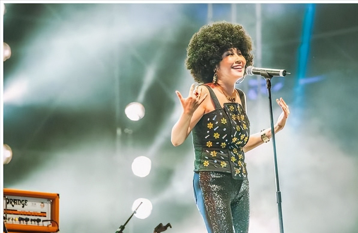 回顾张蔷29岁被前夫抛弃带儿子嫁给歌迷后被当成女儿宠爱