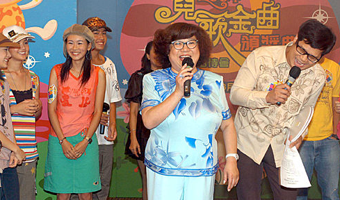 回顾沈殿霞捧红丈夫邓少秋高龄产子被抛弃临终前担心的是女儿