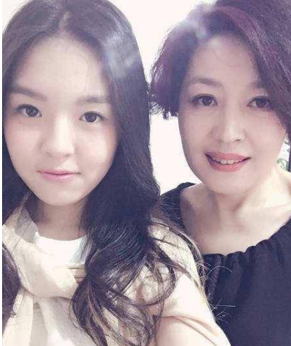 回顾李咏的妻子哈文丈夫病逝含泪安慰公婆我永远都是李家的人