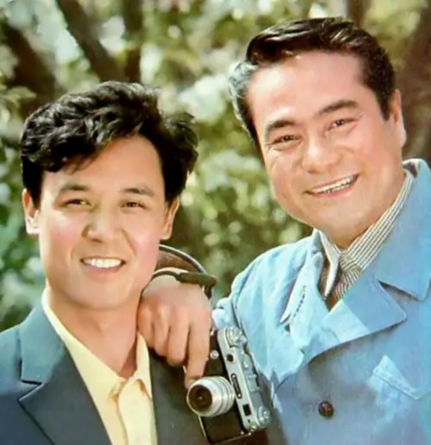 达式常当时的老师是著名演员,导演孙道临,孙道临参演过《乌鸦与麻雀》