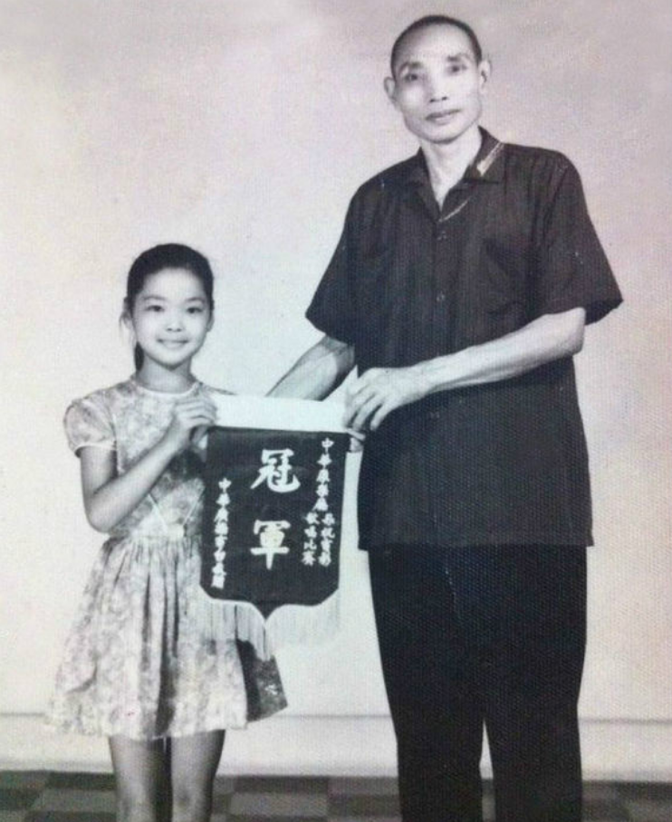 回顾歌手邓丽君:去世27年男友保罗再婚生子,弟弟的坚持让人感动