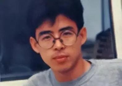 1968年,阿丘出生于广东汕头,原名邱孟煌,因为父亲在军队工作,和其他