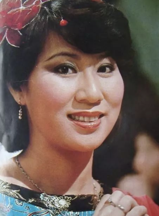 回顾歌手奚秀兰丈夫为她被赶出豪门凭春晚走红73岁无儿无女