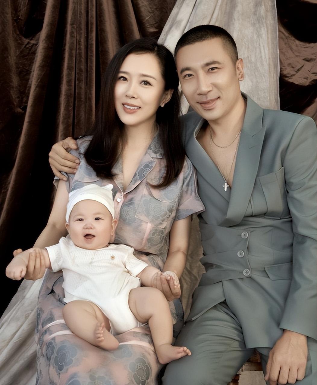 2019年,已经41岁的颜丹晨和孟浩强领证结婚了.