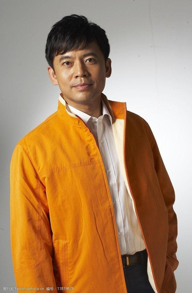 回顾著名演员何政军成名路上愧对父母和女儿与普通妻子相伴29年