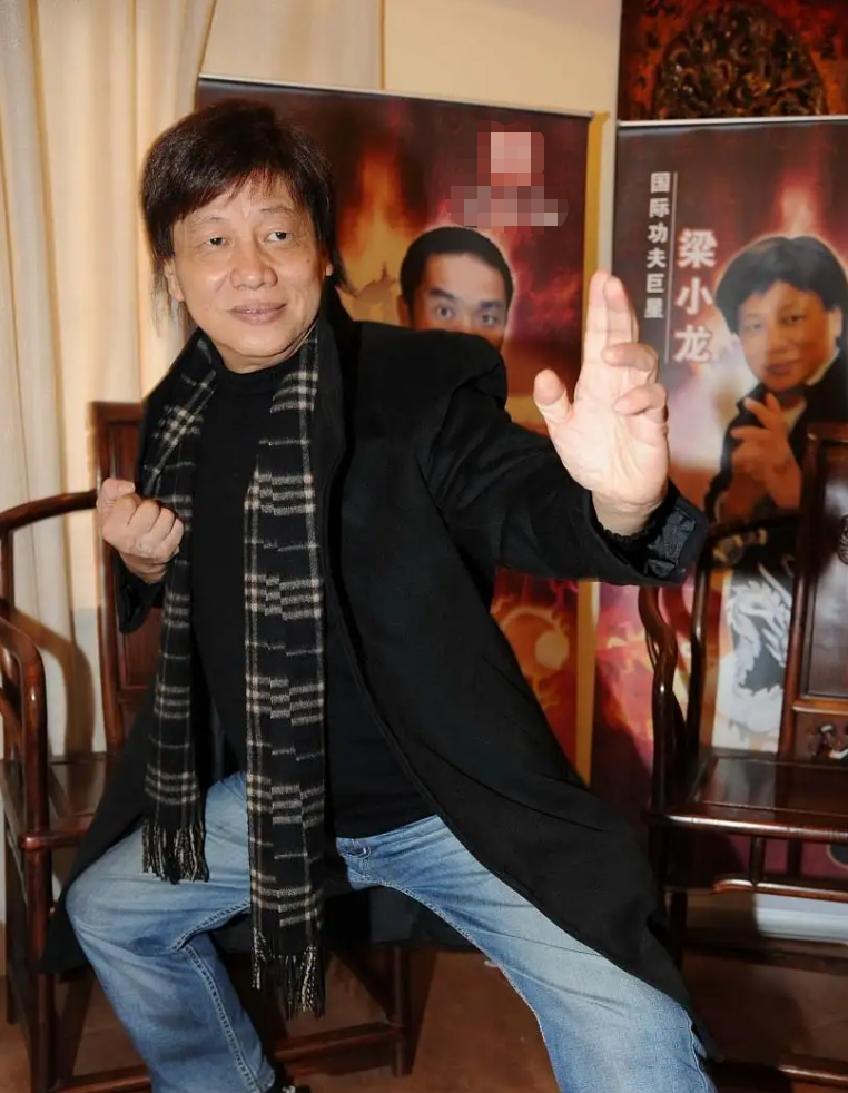 回顾演员成奎安病逝13年孙子车祸离世两房妻子的选择截然不同