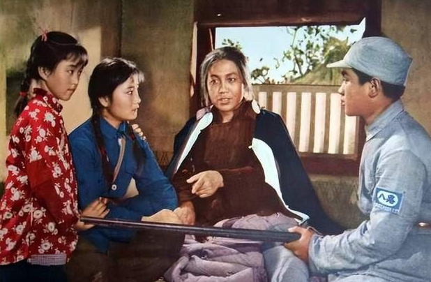 母亲专业户曲云丈夫和女婿都是演员她晚年为何捡垃圾