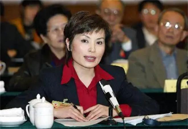 回顾李瑞英播报新闻联播18年0失误儿子坠楼仍坚守岗位