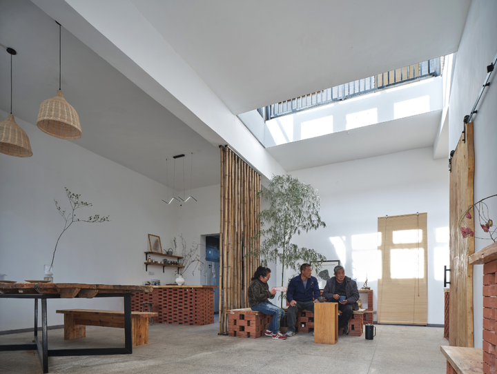 "阳光间"就是王怡琼很不错的一个设计,主体建筑上现加的向阳c型腔体