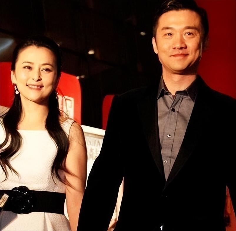 回顾何音与黄志忠结婚13年生有一子离婚后嫁小9岁老公如今美满